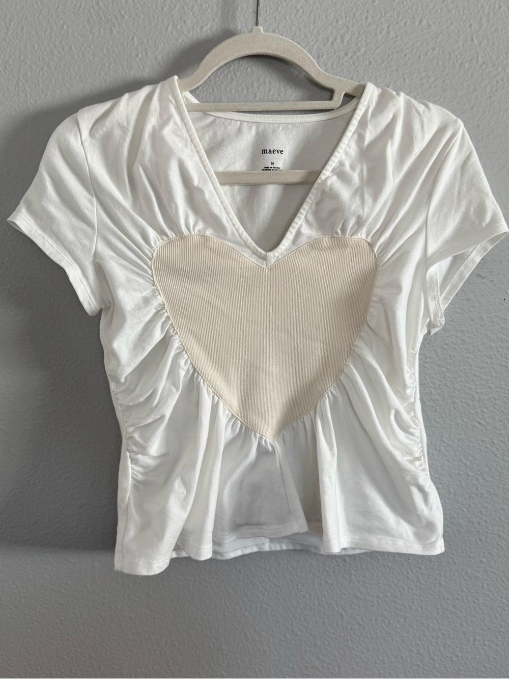 ✨LIKE NEW!!!✨ Maeve White Top with Cream Heart Applique